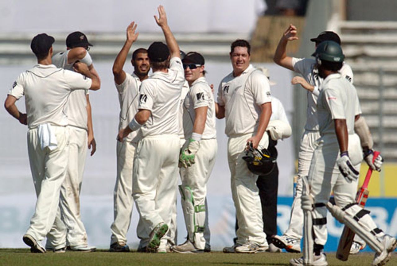 The New Zealand team celebrates the dismissal of Mehrab Hossain jnr, Bangladesh v New Zealand, 2nd Test, Mirpur, 5th day, October 29, 2008
