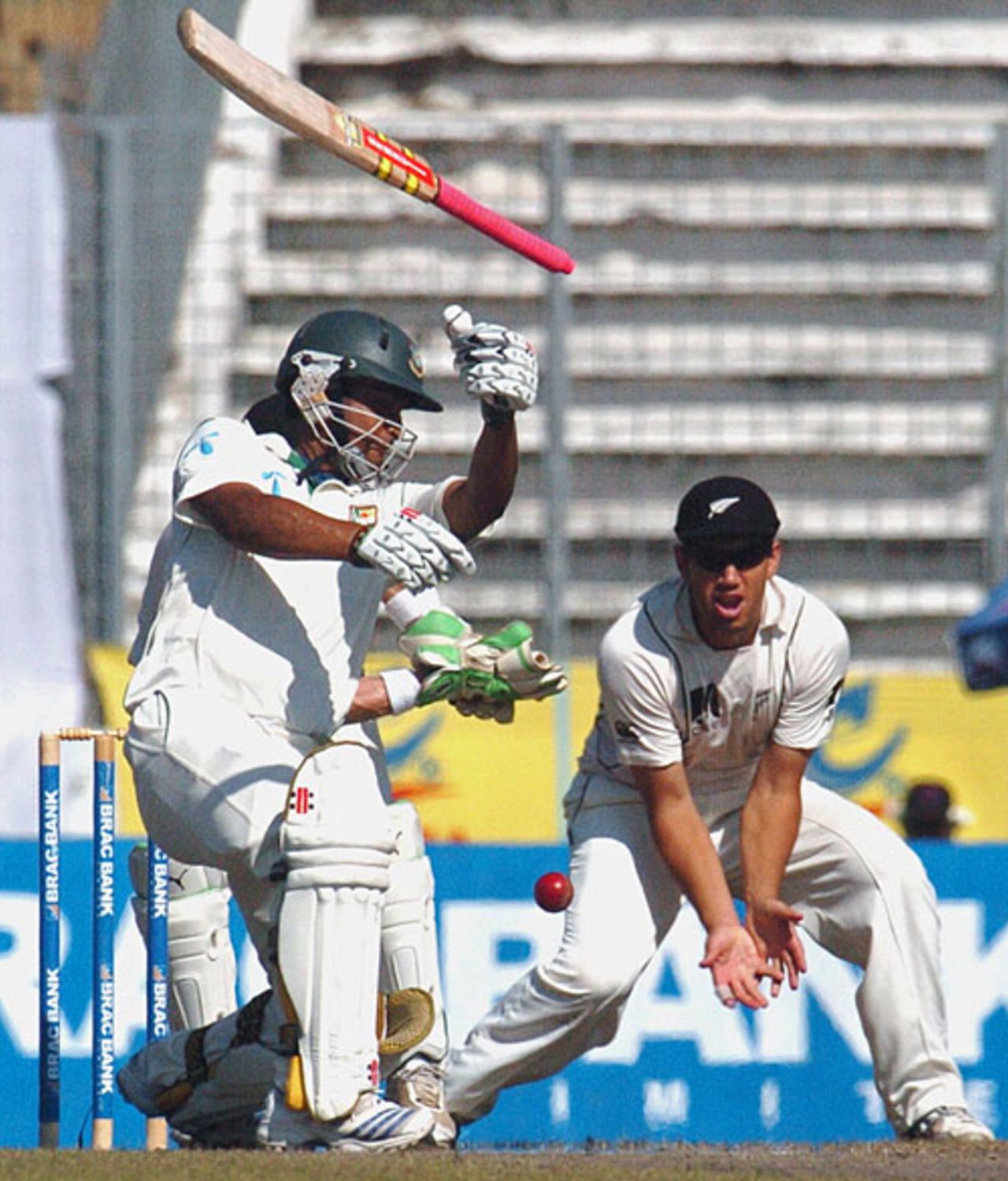 Tamim Iqbal loses his bat, Bangladesh v New Zealand, 2nd Test, Mirpur, 5th day, October 29, 2008