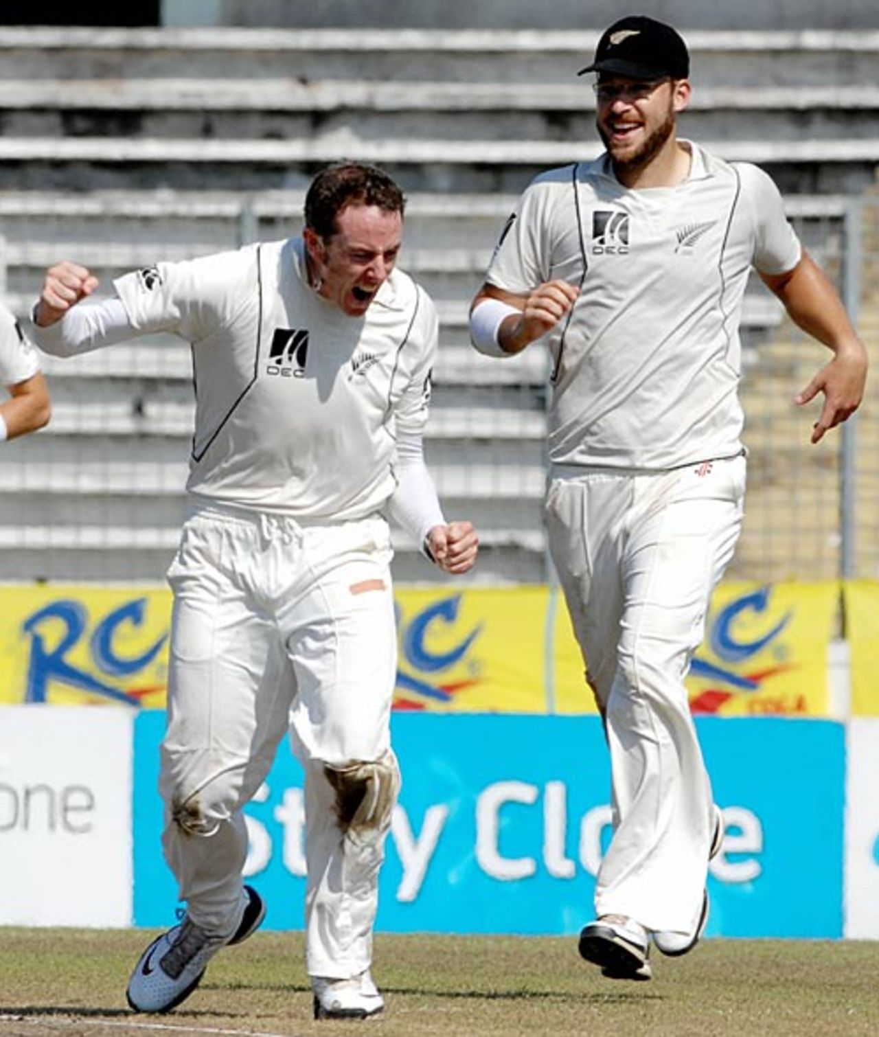 Daniel Vettori rushes in to congratulate Iain O'Brien after the fall of Mushfiqur Rahim's wicket, Bangladesh v New Zealand, 2nd Test, Mirpur, 5th day, October 29, 2008