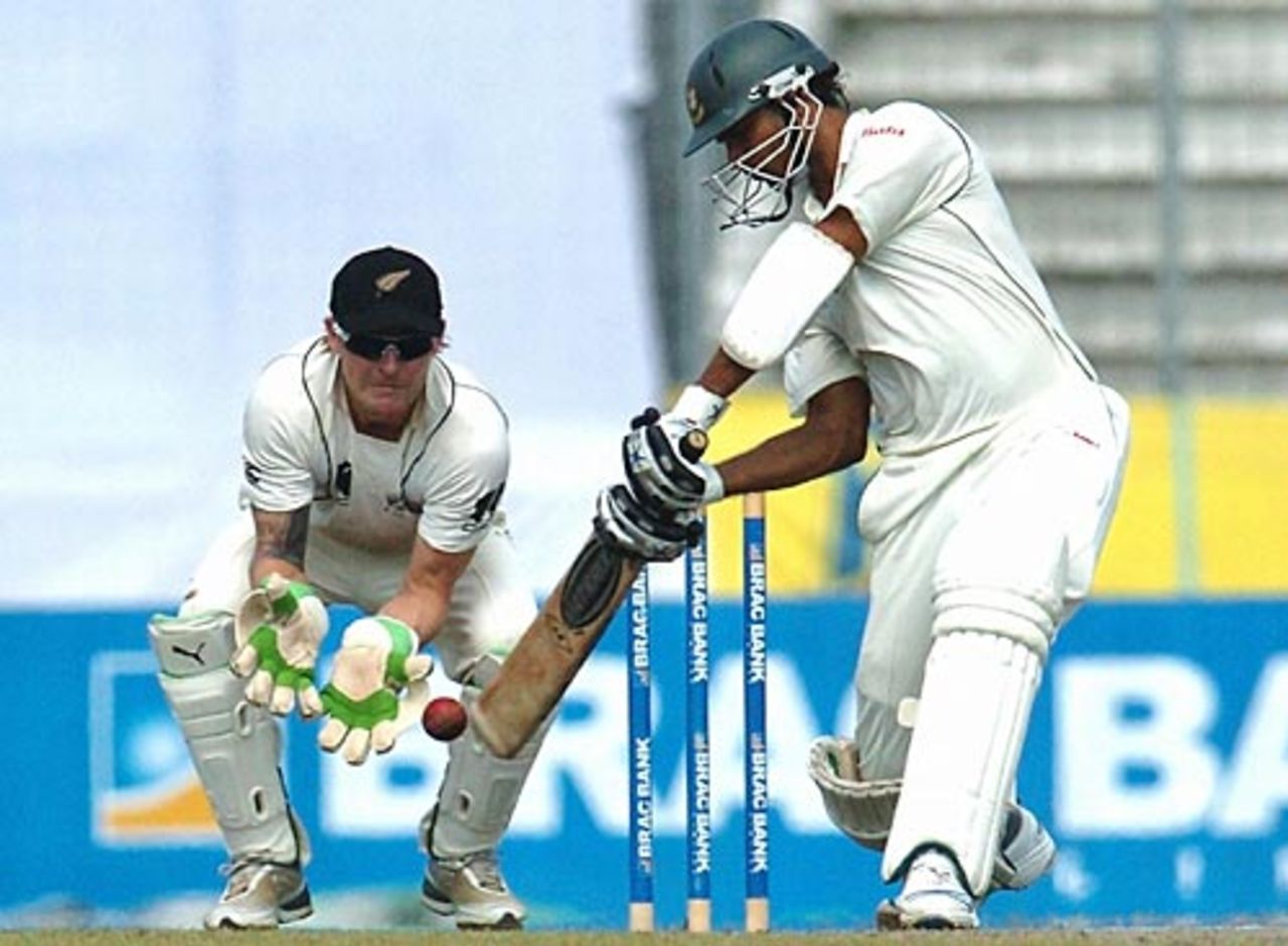 Mashrafe Mortaza square cuts for four, Bangladesh v New Zealand, 2nd Test, Mirpur, 5th day, October 29, 2008