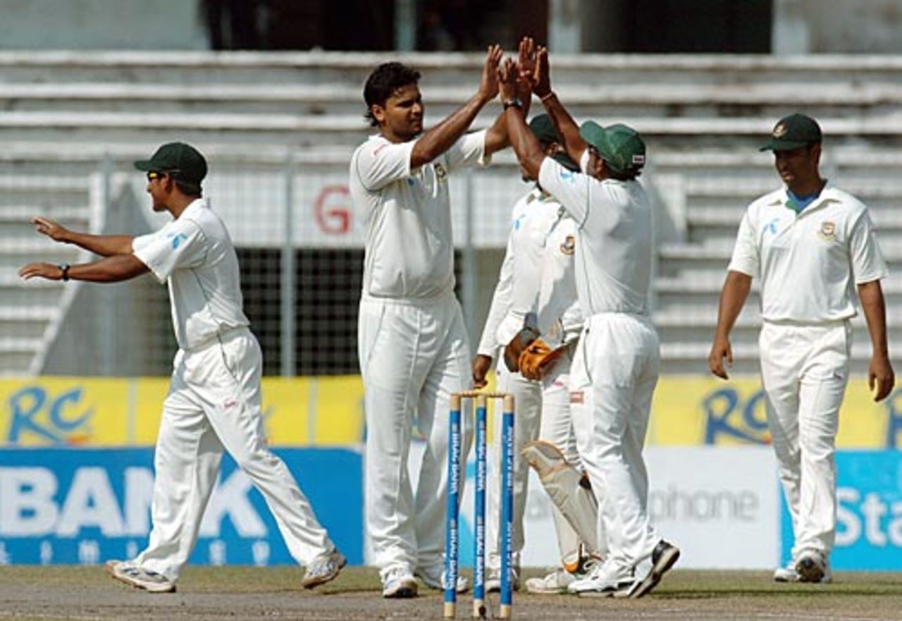 Mashrafe Mortaza is congratulated by team-mates after dismissing Jamie How, Bangladesh v New Zealand, 2nd Test, Mirpur, 5th day, October 29, 2008