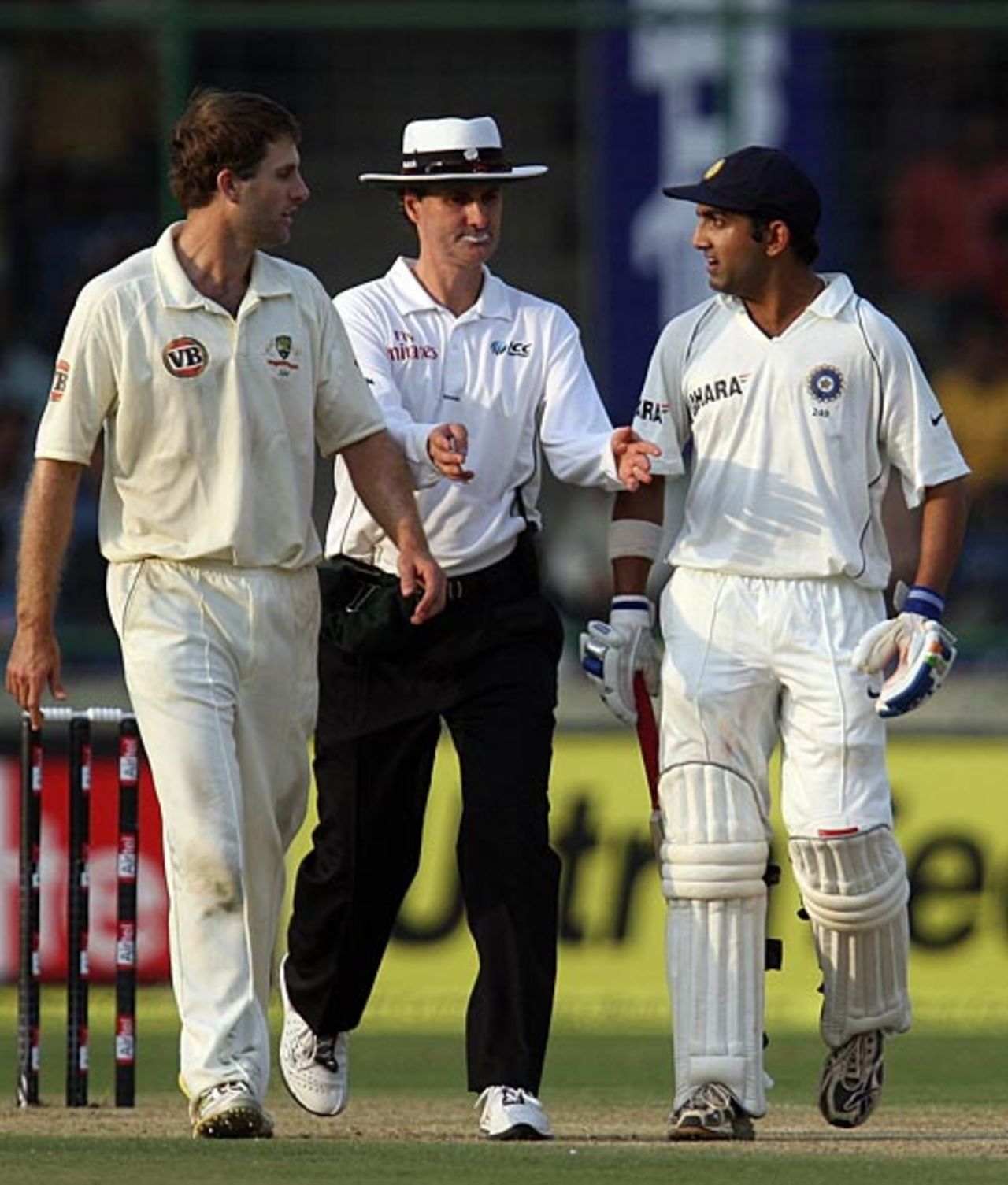 Billy Bowden defuses the situation between Gautam Gambhir and Simon Katich, India v Australia, 3rd Test, Delhi, 1st day, October 29, 2008