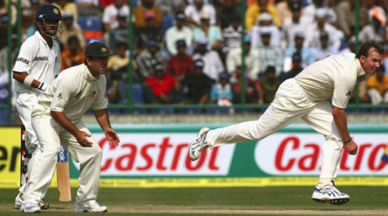 Brett Lee bowls as Ricky Ponting and Gautam Gambhir look on, India v Australia, 3rd Test, Delhi, 2nd day, October 30, 2008