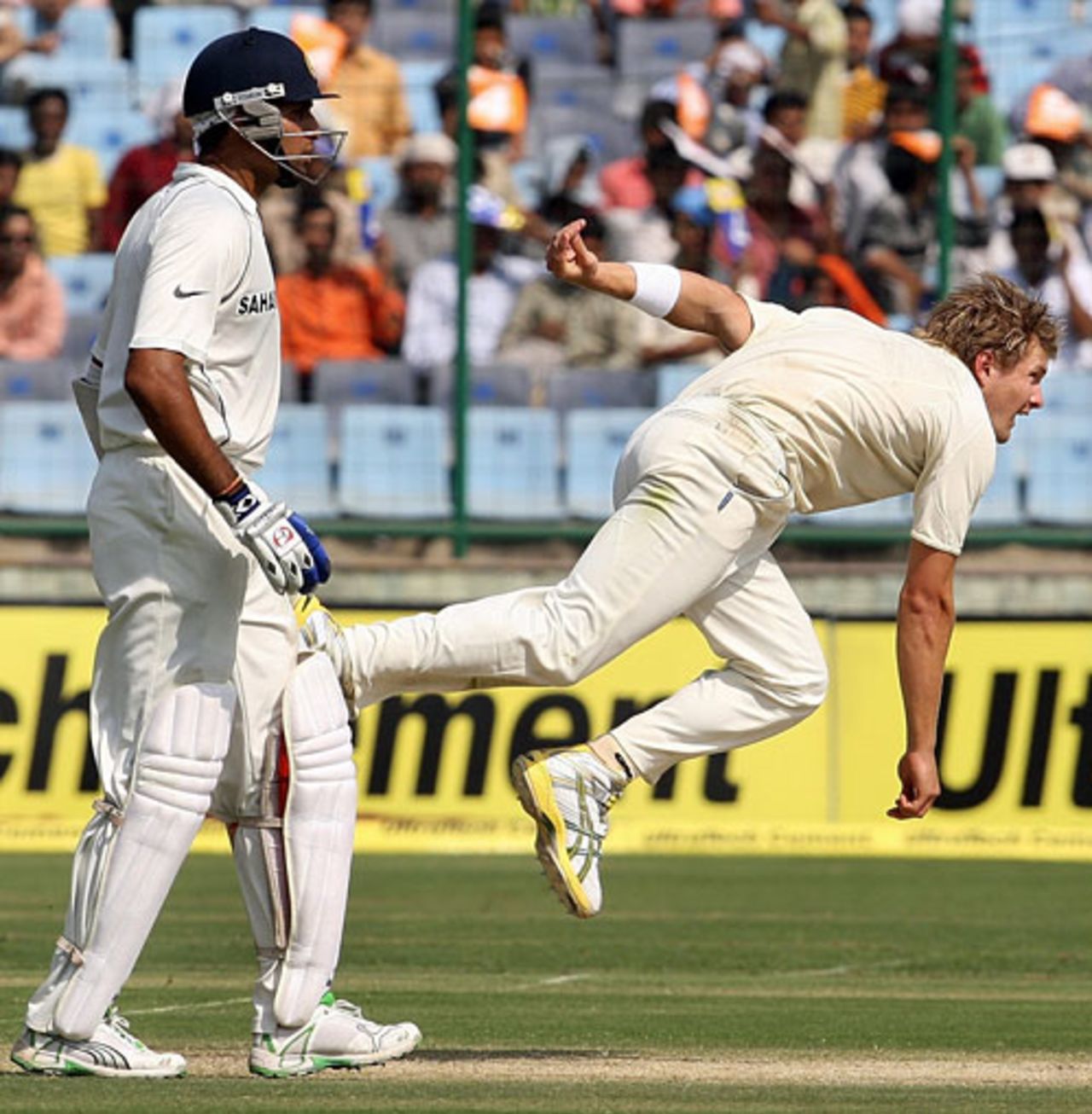 Shane Watson is all effort while bowling as VVS Laxman looks on, India v Australia, 3rd Test, Delhi, 2nd day, October 30, 2008