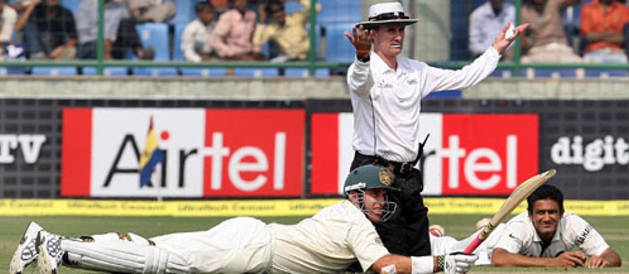 Matthew Hayden and Anil Kumble look on as Billy Bowden tells the players to get back on their feet after a bee-invasion halts play, India v Australia, 3rd Test, Delhi, 3rd day, October 31, 2008