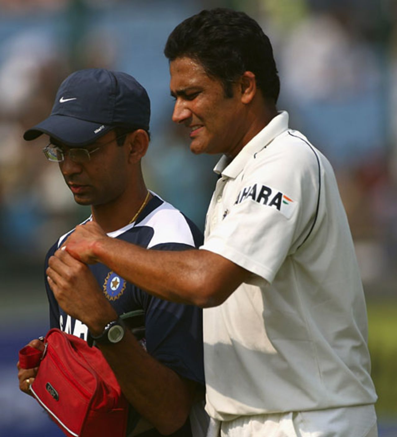 Anil Kumble walks back to the dressing room after injuring his finger, India v Australia, 3rd Test, Delhi, 3rd day, October 31, 2008
