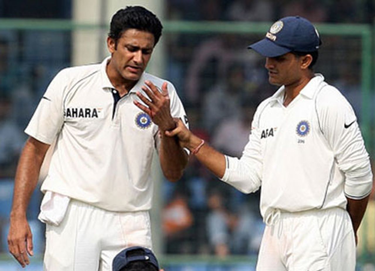 Sourav Ganguly takes a look at Anil Kumble's injured finger, India v Australia, 3rd Test, Delhi, 3rd day, October 31, 2008