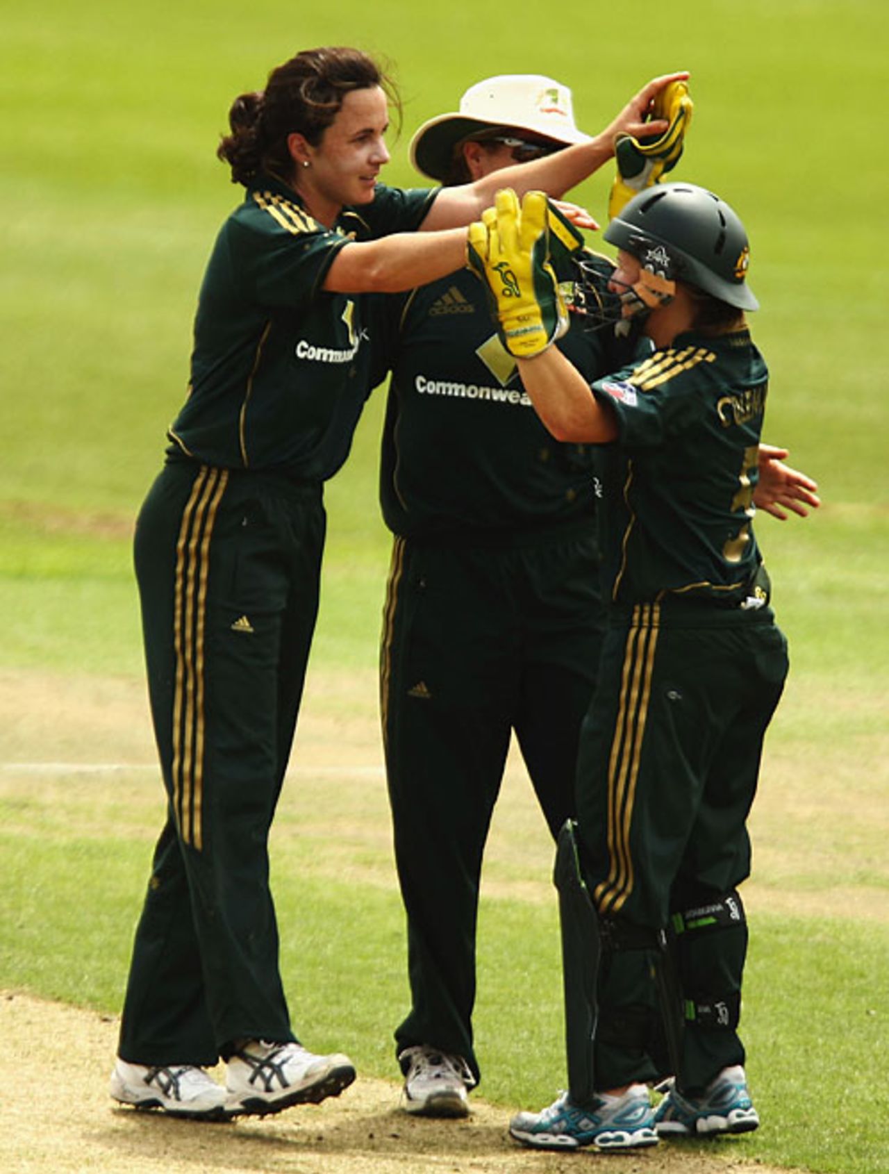 Kirsten Pike is congratulated for Sulakshana Naik's wicket, Australia v India, 1st Women's ODI, Sydney, 31 October, 2008