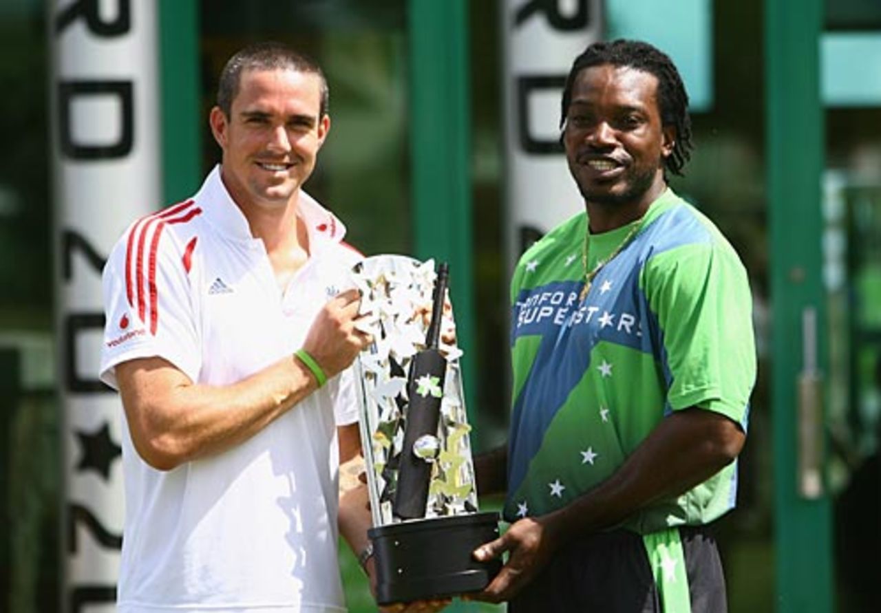 Kevin Pietersen and Chris Gayle with the trophy, Stanford 20/20 for 20, Antigua, October 31, 2008