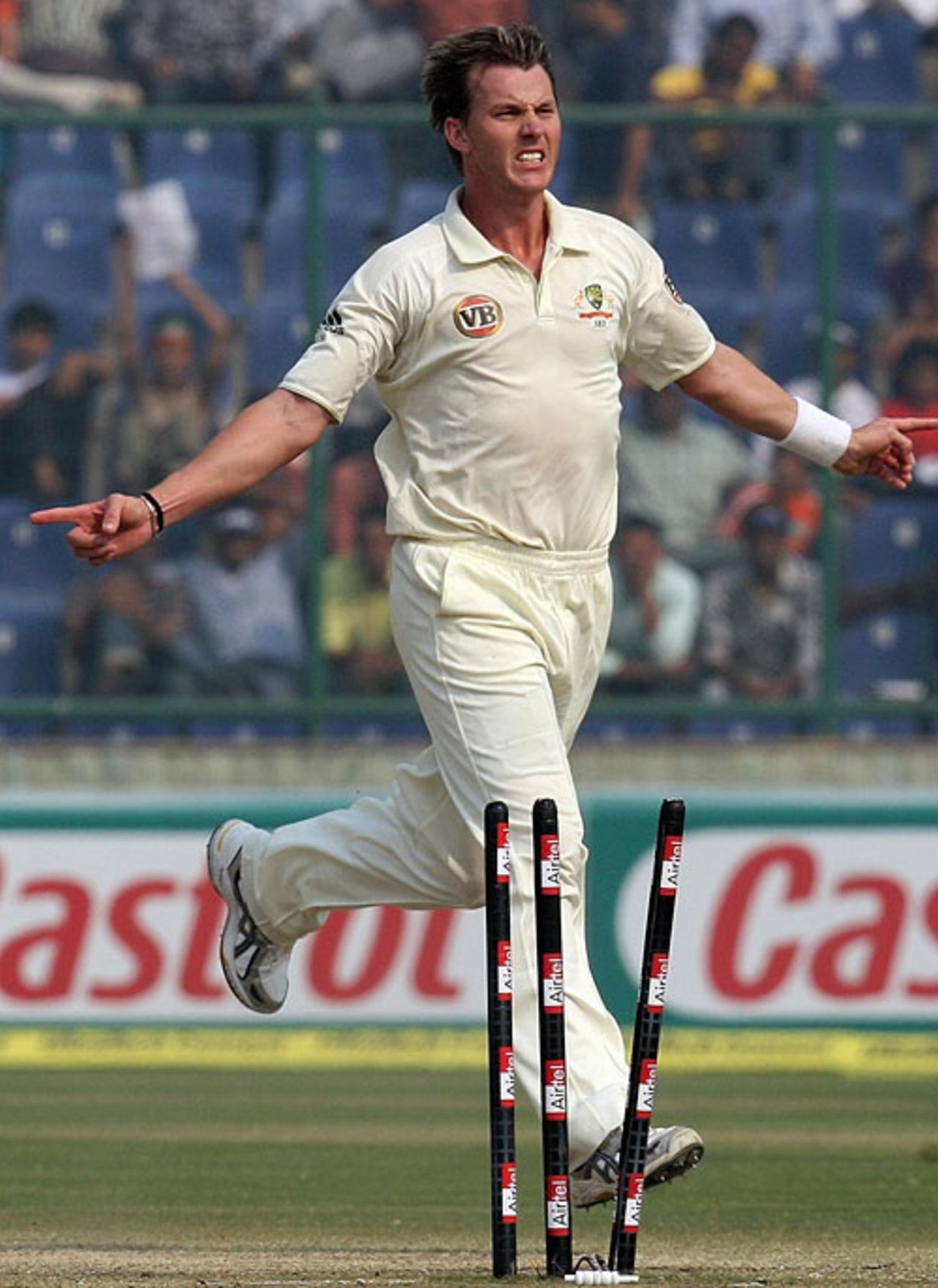 Brett Lee is ecstatic after getting rid of Rahul Dravid, India v Australia, 3rd Test, Delhi, 5th day, November 2, 2008