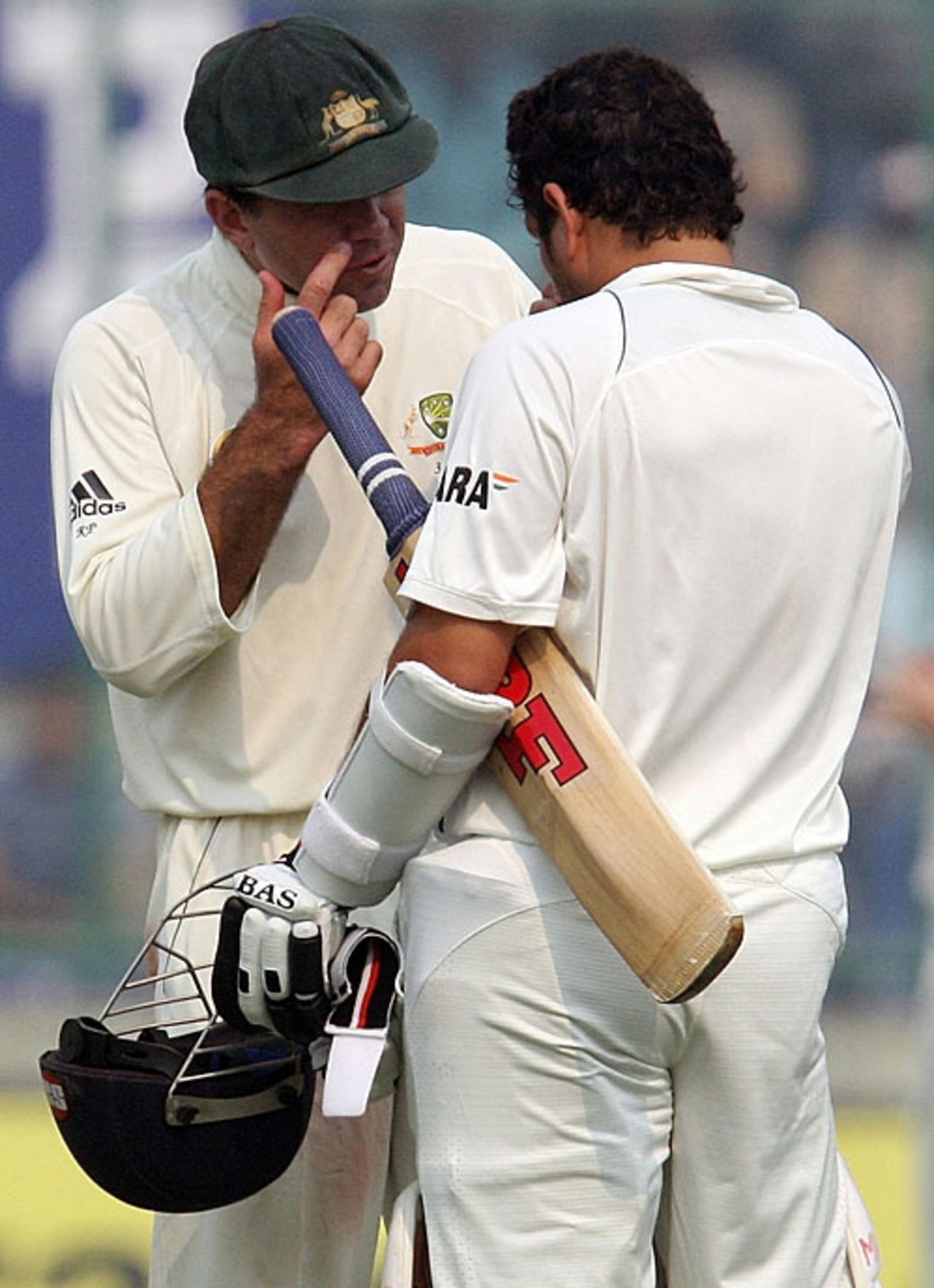 Ricky Ponting helps Sachin Tendulkar clear the dust from his eyes, India v Australia, 3rd Test, Delhi, 5th day, November 2, 2008