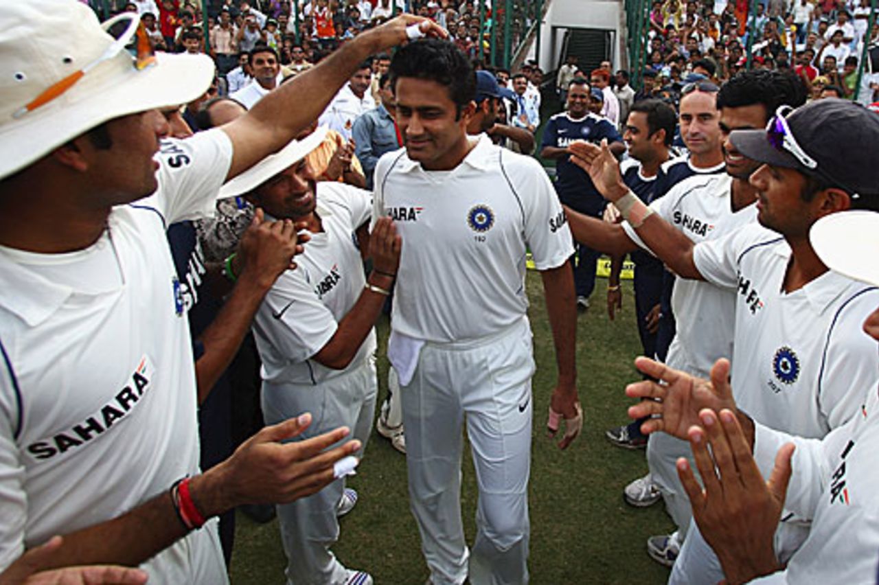 Anil Kumble gets a farewell from his team-mates, India v Australia, 3rd Test, Delhi, 5th day, November 2, 2008