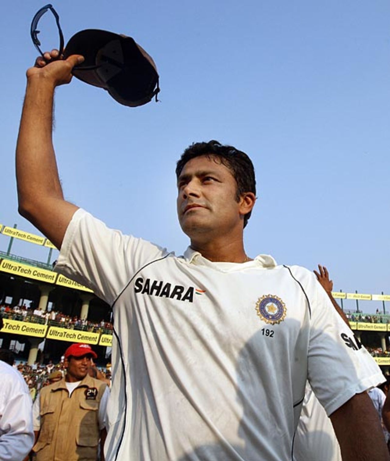 Anil Kumble waves to his fans, India v Australia, 3rd Test, Delhi, 5th day, November 2, 2008