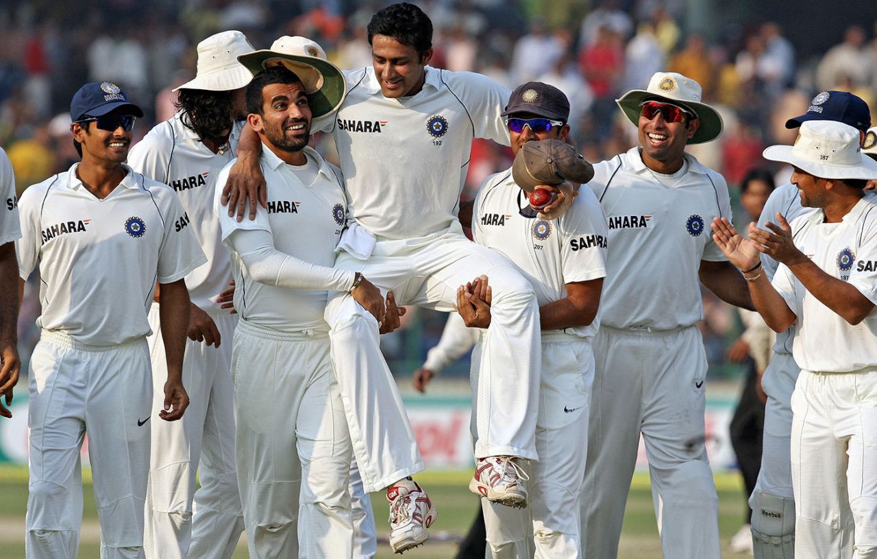 Team-mates give a fitting farewell to Anil Kumble, India v Australia, 3rd Test, Delhi, 5th day, November 2, 2008
