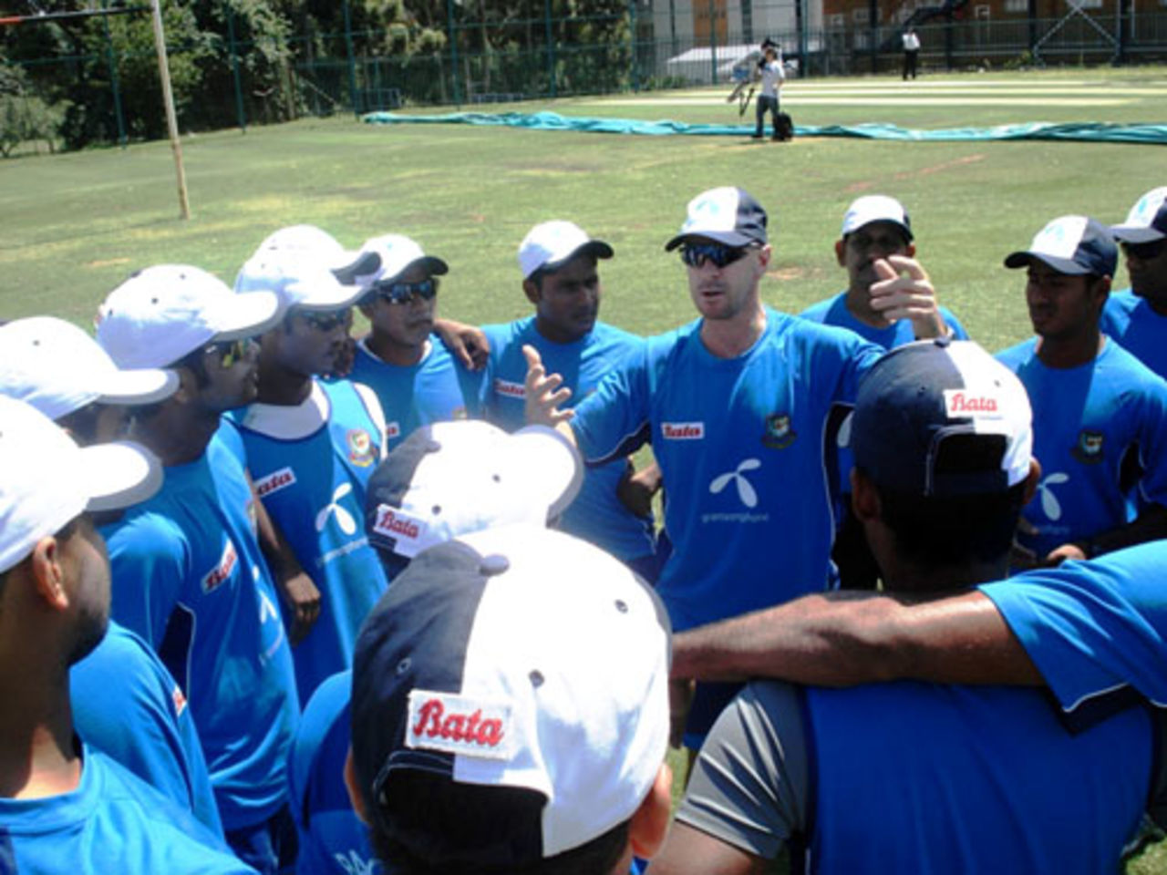 Jamie Siddons briefs the team before a practice session at the Wanderers, Johannesburg, November 3, 2008