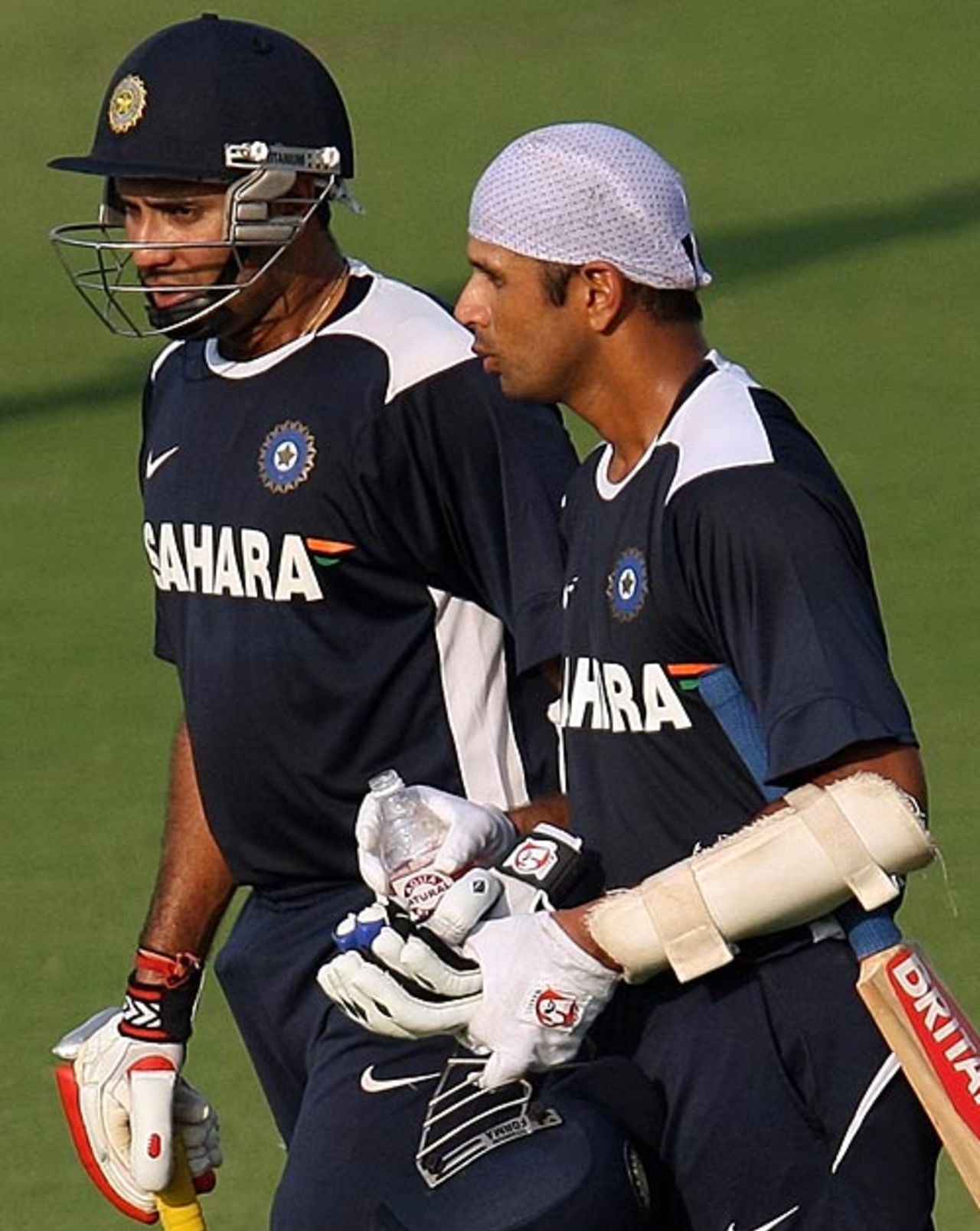 Rahul Dravid makes a point to VVS Laxman, Nagpur, November 4, 2008