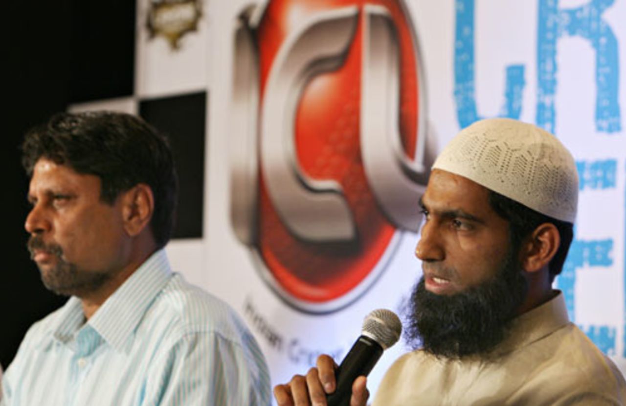 Kapil Dev and Mohammad Yousuf at a press conference, Delhi, November 5, 2008