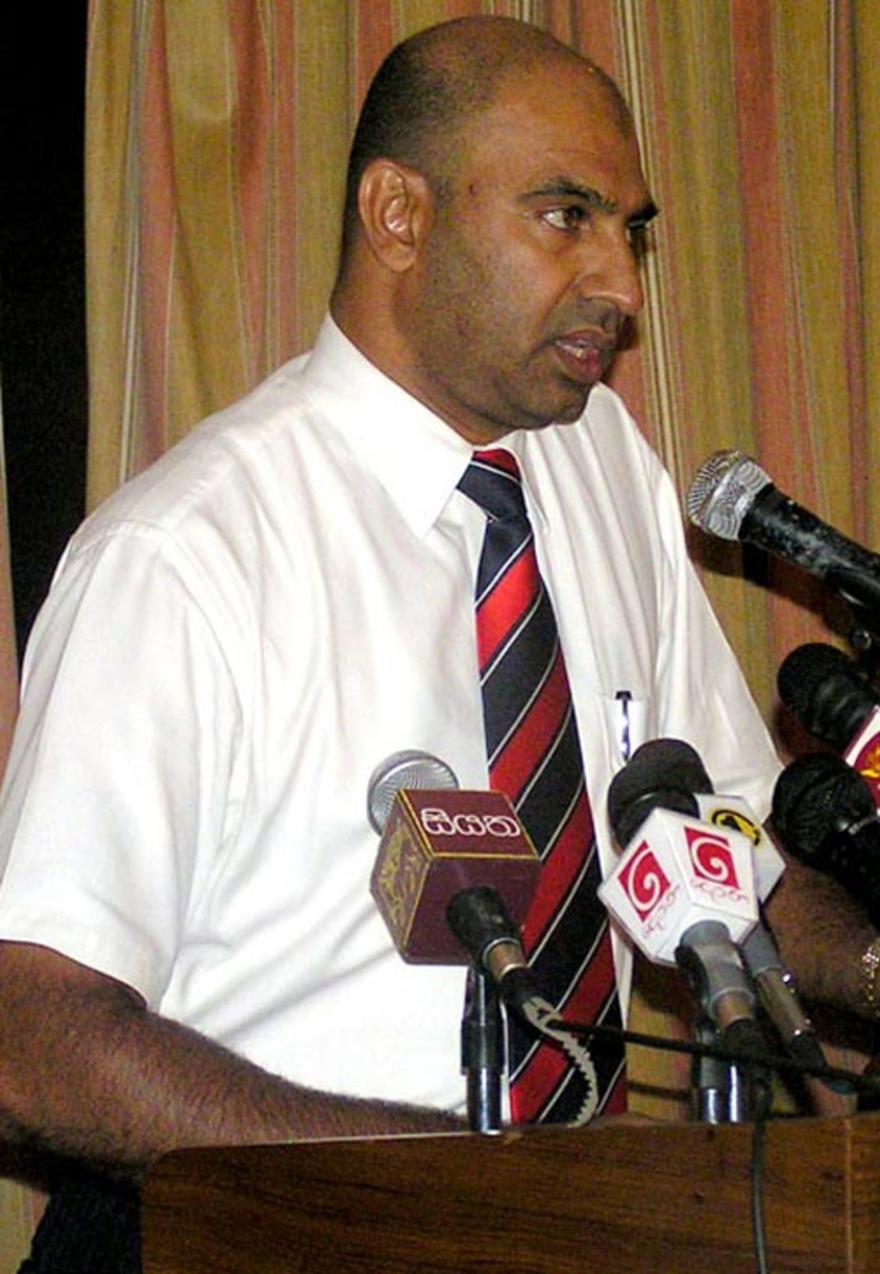The secretary of the Sri Lanka Cricketers' Association Graeme Labrooy addresses the media, Colombo, November 6, 2008
