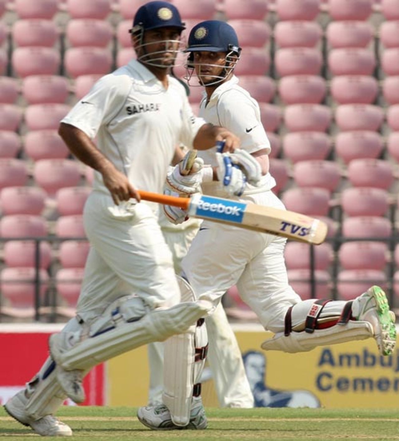Mahendra Singh Dhoni and Sourav Ganguly ensured no wickets fell in the first session, India v Australia, 4th Test, Nagpur, 2nd day, November 7, 2008