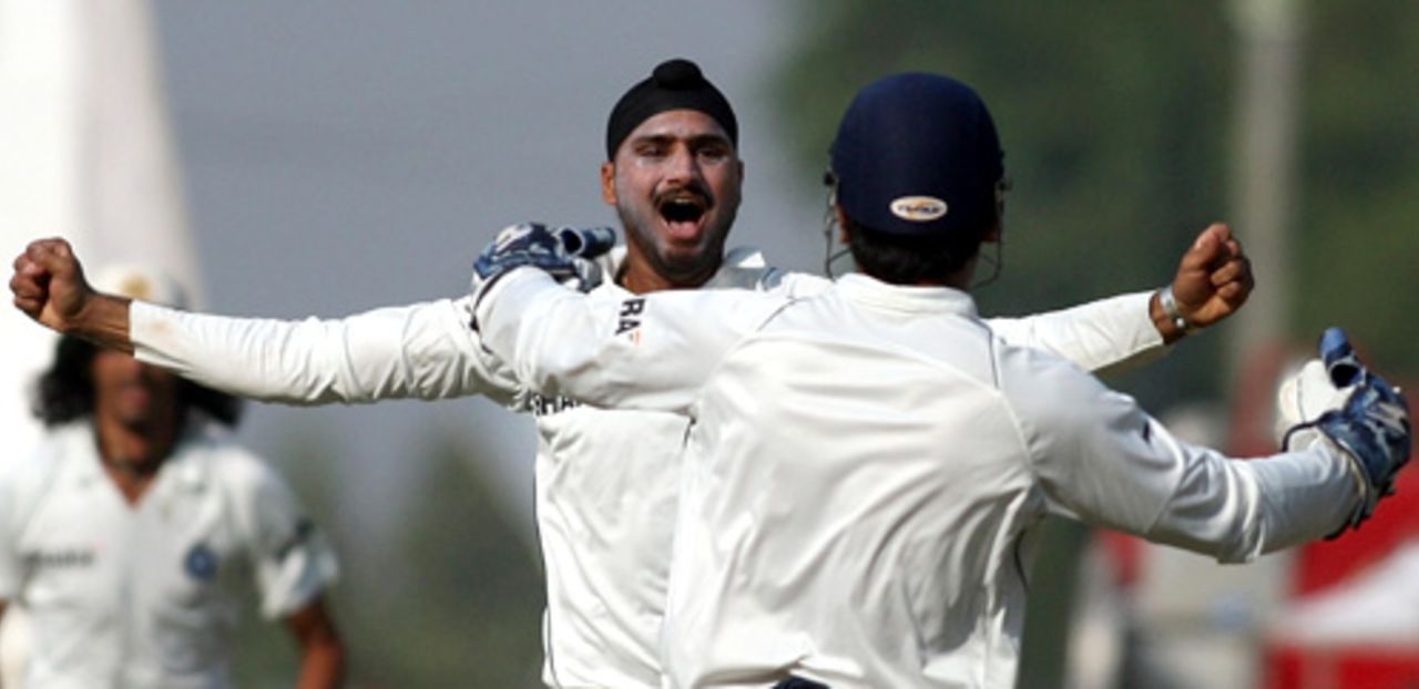 Harbhajan Singh celebrates with Mahendra Singh Dhoni, India v Australia, 4th Test, Nagpur, 2nd day, November 7, 2008