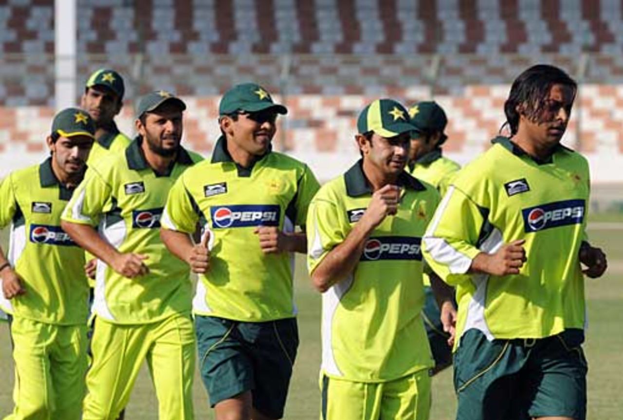 Shoaib Akhtar leads a lap around the National Stadium , Karachi, November 7, 2008