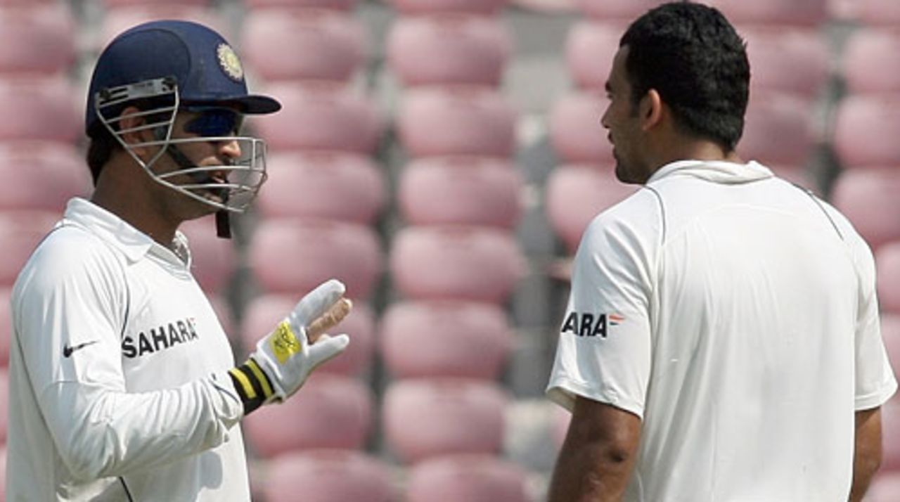 Mahendra Singh Dhoni has a word with Zaheer Khan, India v Australia, 4th Test, Nagpur, 3rd day, November 8, 2008