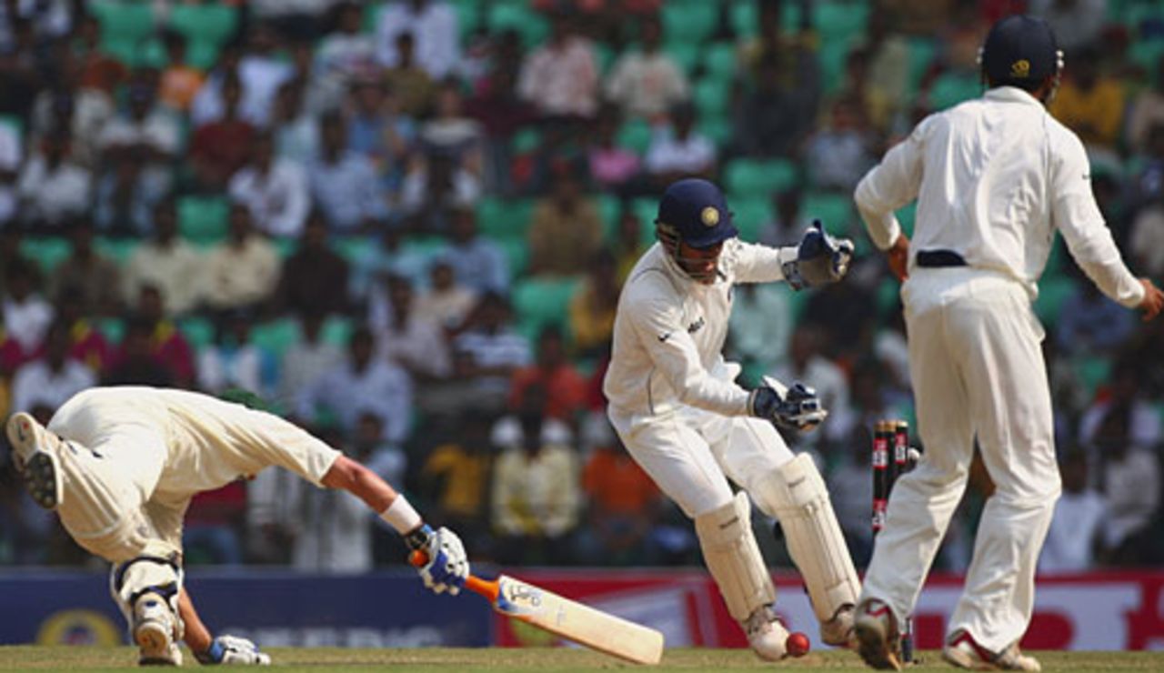 Michael Hussey is run out by Mahendra Singh Dhoni for 90, India v Australia, 4th Test, Nagpur, 3nd day, November 8, 2008