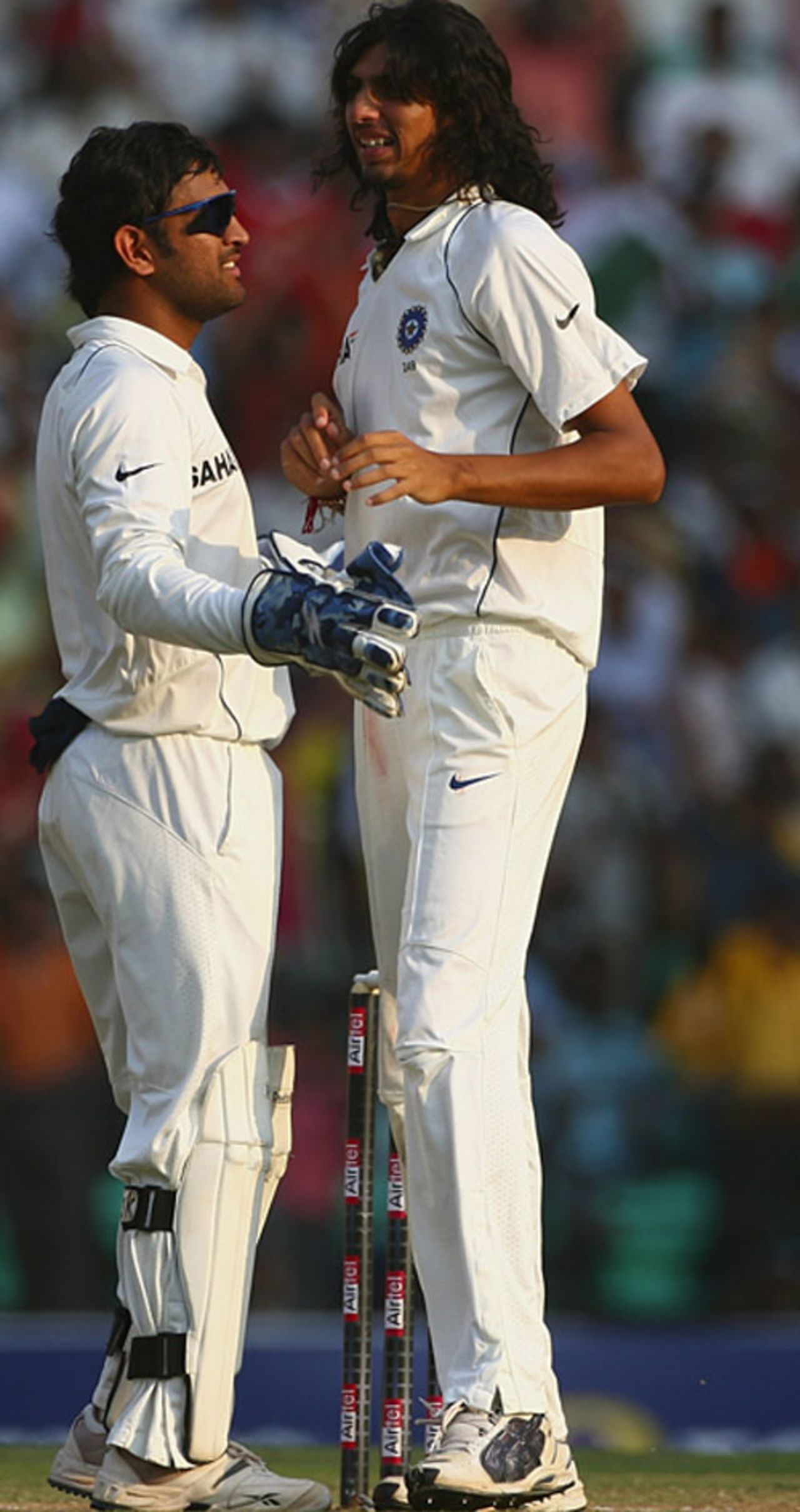Mahendra Singh Dhoni chats with Ishant Sharma, India v Australia, 4th Test, Nagpur, 3rd day, November 8, 2008