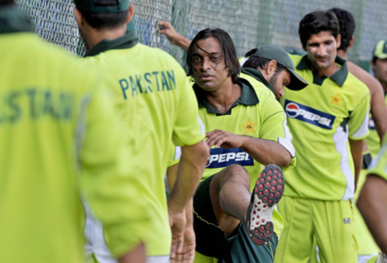 Shoaib Akhtar and other Pakistan players warm up before nets, Karachi, November 8, 2008
