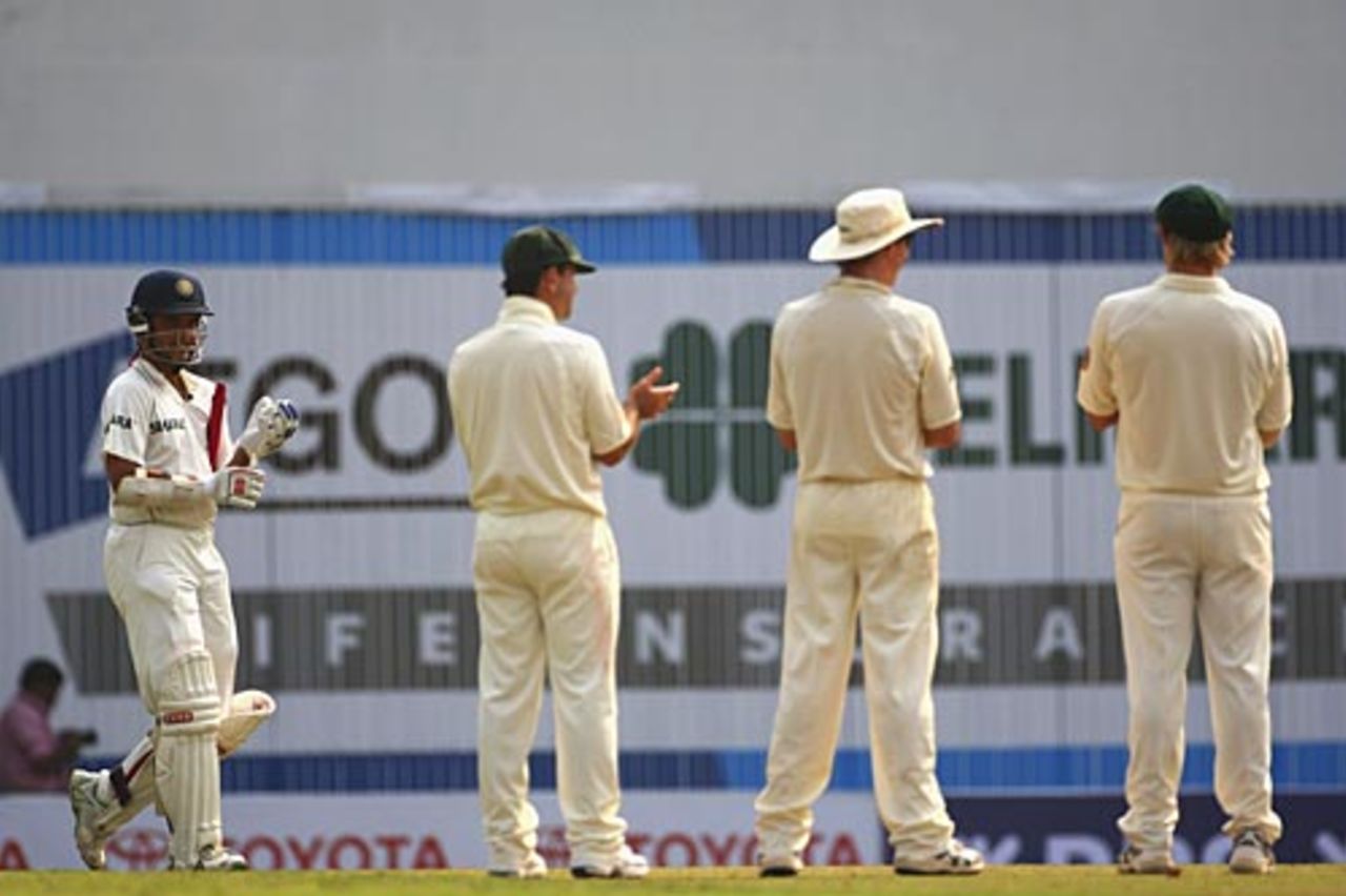 The Australians stand and applaud as Sourav Ganguly walks in to bat for the last time, India v Australia, 4th Test, Nagpur, 4th day, November 9, 2008