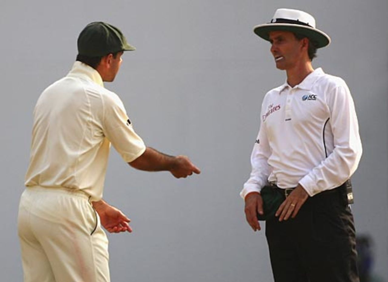 Ricky Ponting clarifies a point with Billy Bowden, India v Australia, 4th Test, Nagpur, 4th day, November 9, 2008