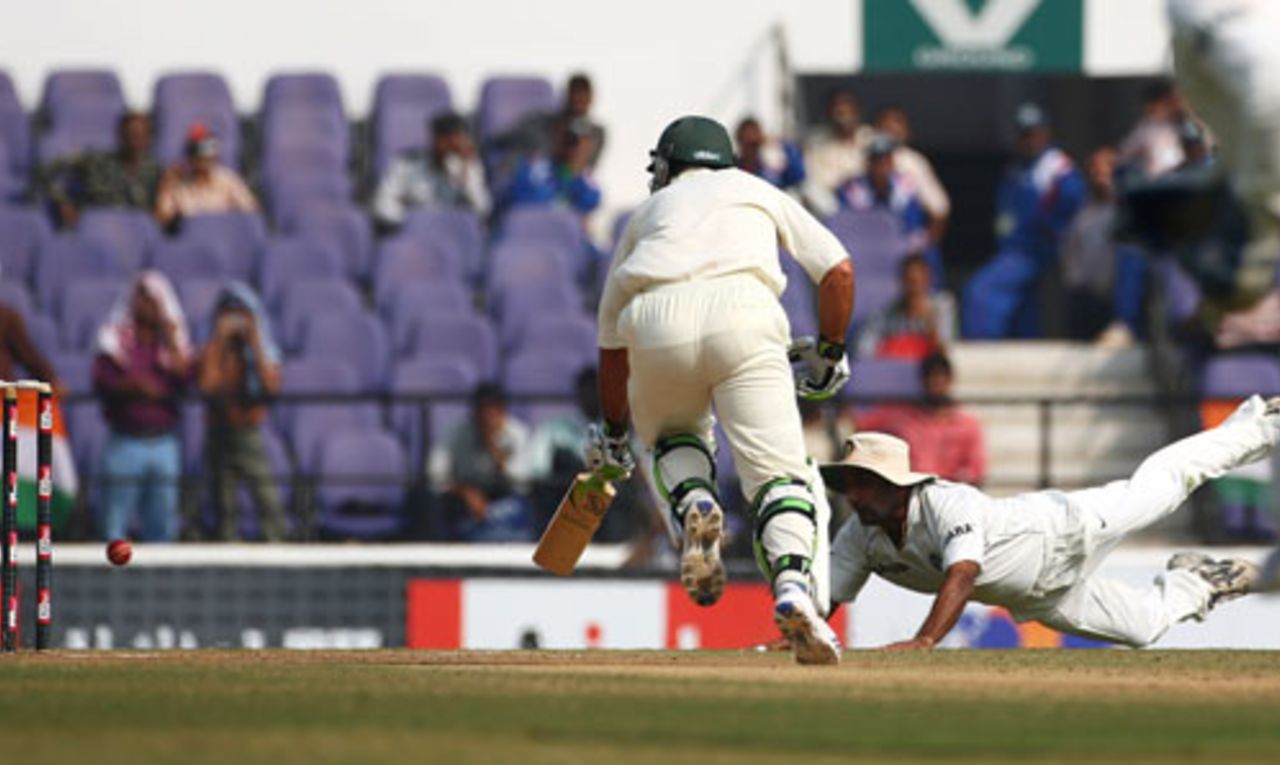 A diving Amit Mishra is about to run out Ricky Ponting, India v Australia, 4th Test, Nagpur, 5th day, November 10, 2008
