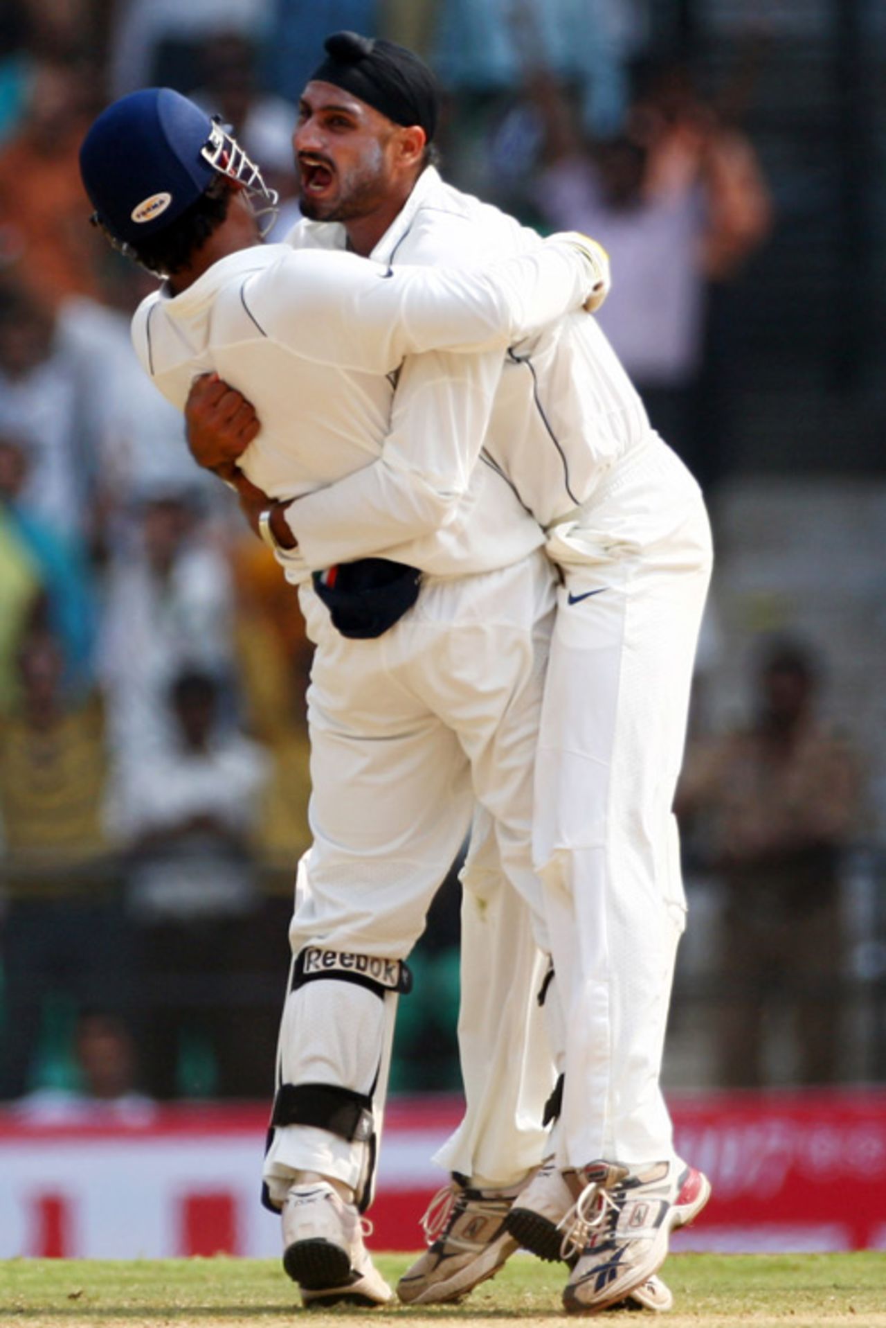 Harbhajan Singh and Mahendra Singh Dhoni know the importance of Matthew Hayden's wicket, India v Australia, 4th Test, Nagpur, 5th day, November 10, 2008