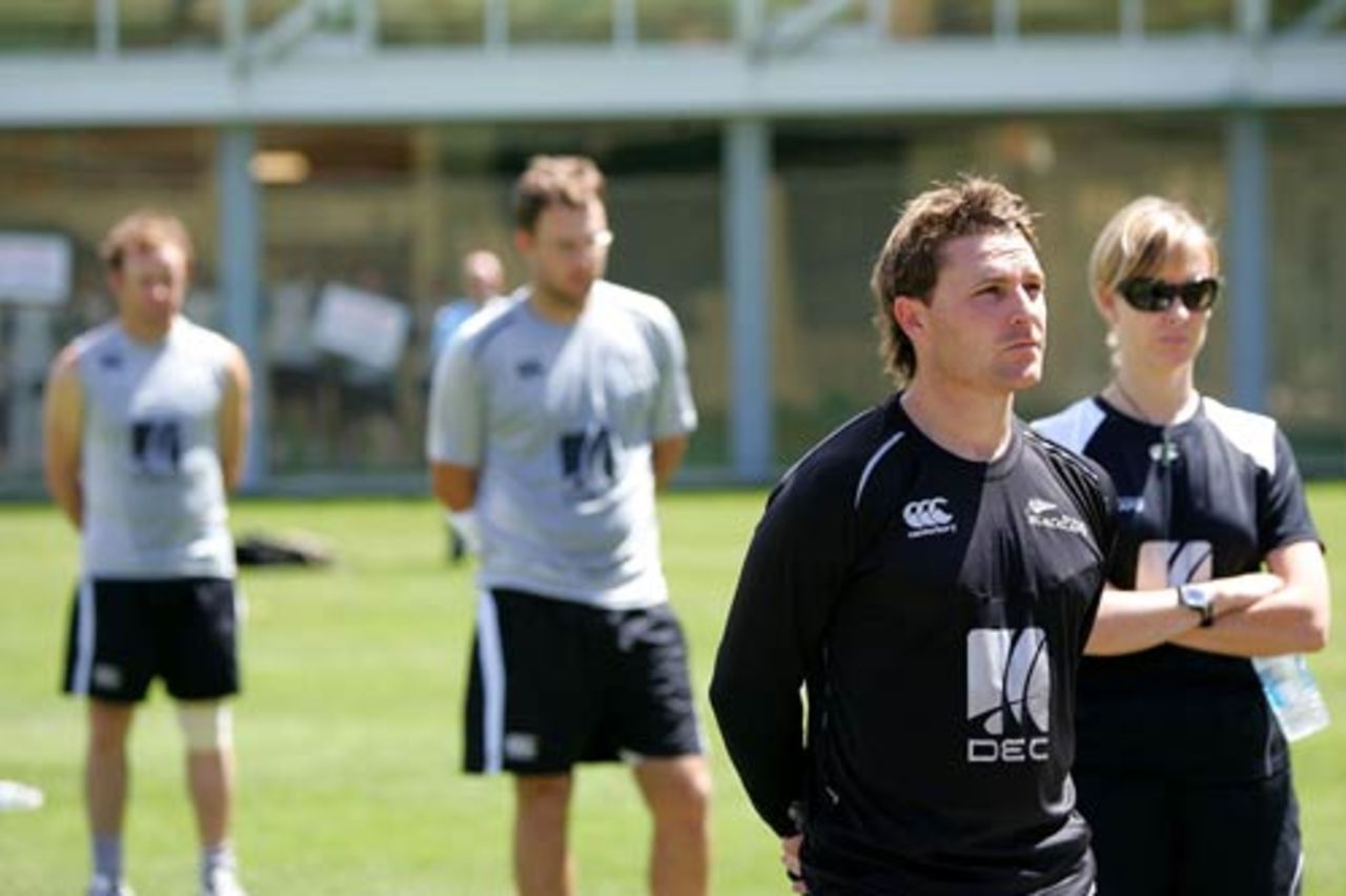 Brendon McCullum and his New Zealand team-mates pause for a minute's silence on Remembrance Day, Sydney, November 11, 2008