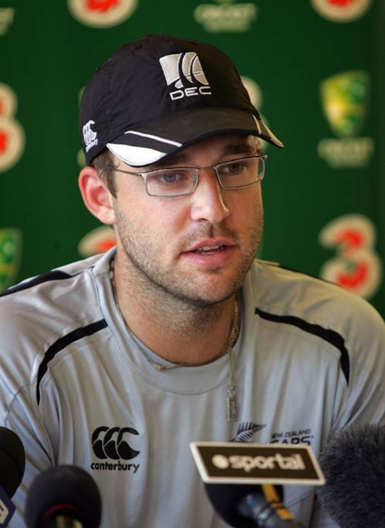 Daniel Vettori speaks to the media, Sydney, November 11, 2008