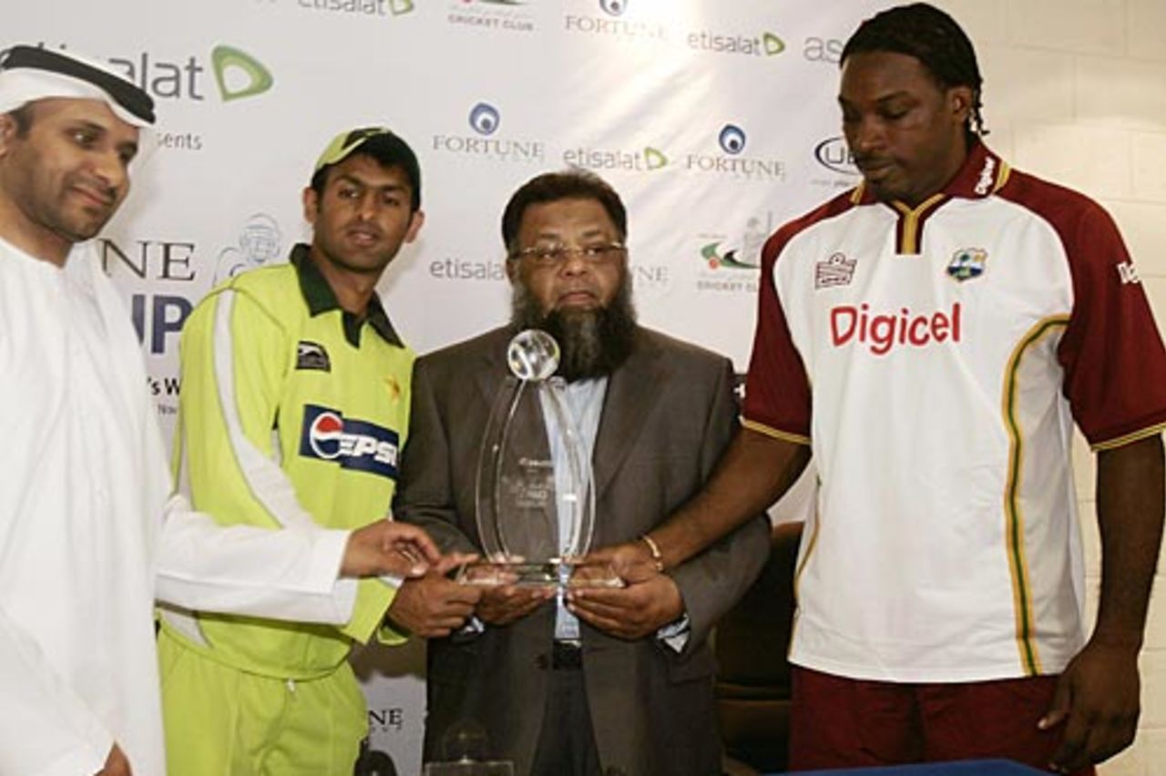 Shoaib Malik and Chris Gayle at the unveiling of the series trophy, Abu Dhabi, November 10, 2008
