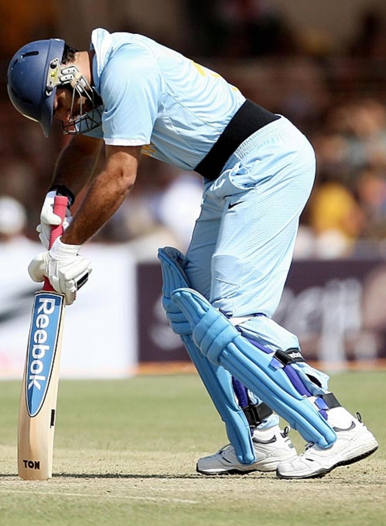 Yuvraj Singh keeps going despite the pain, India v England, 1st ODI, Rajkot, November 14, 2008