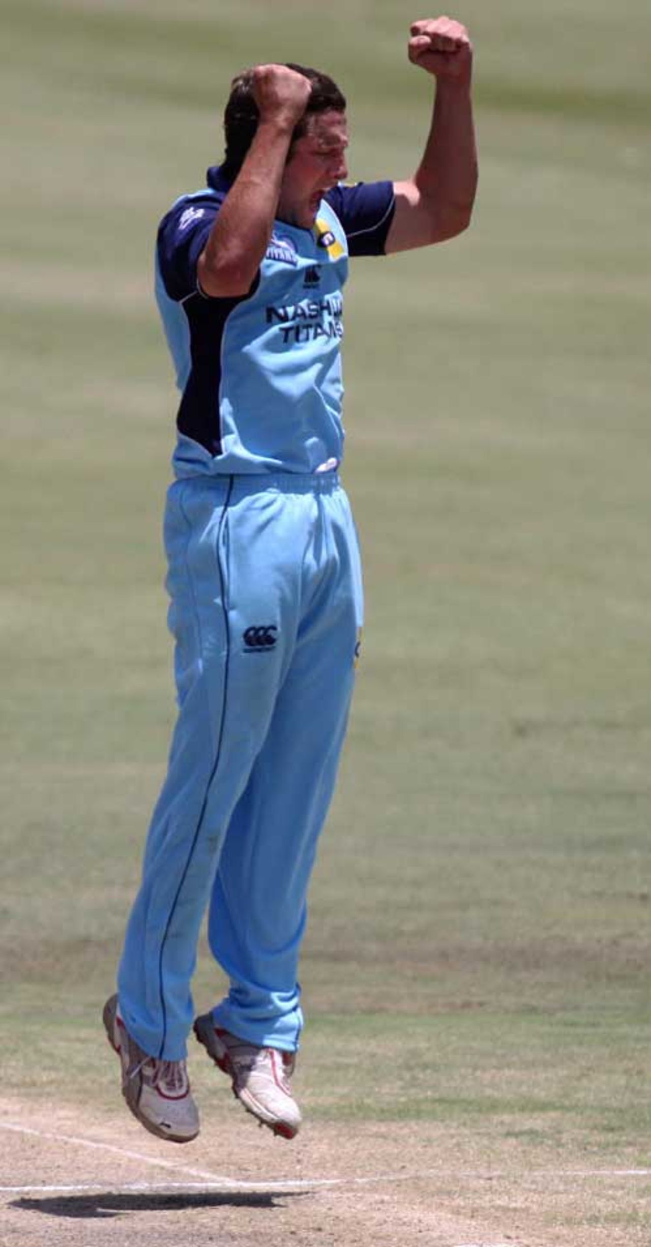 Roelof van der Merwe celebrates one of his four wickets, Titans v Warriors, MTN Domestic Championship, Centurion Park, November 16, 2008