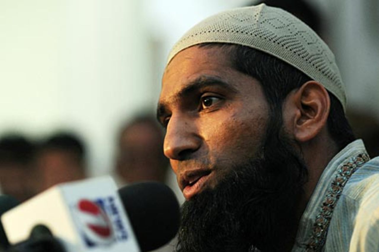 Mohammad Yousuf at a press conference, Karachi, November 17, 2008