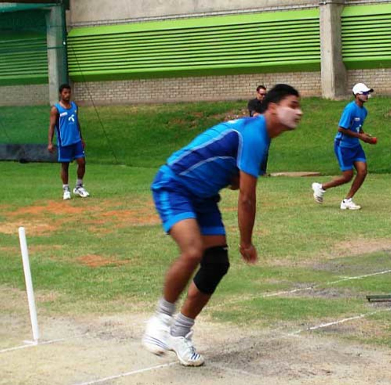 Mashrafe Mortaza trains ahead of the first Test, but Bangladesh will wait on his fitness, Bloemfontein, November 18, 2008