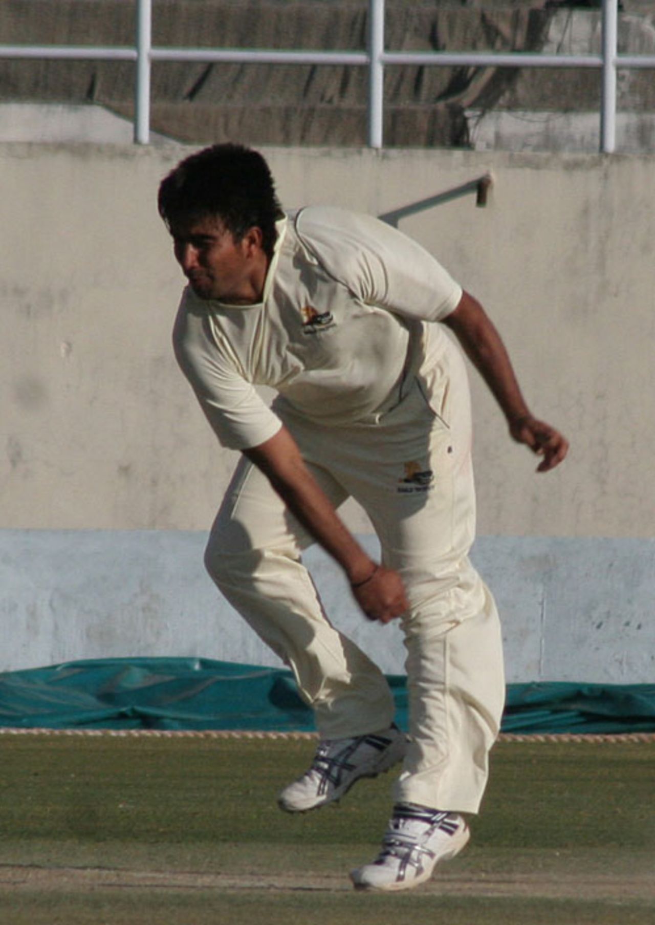 Vikramjeet Malik delivers the ball, Himachal Pradesh v Jammu & Kashmir, Ranji Plate League, 3rd day, Dharamsala, November 18, 2008