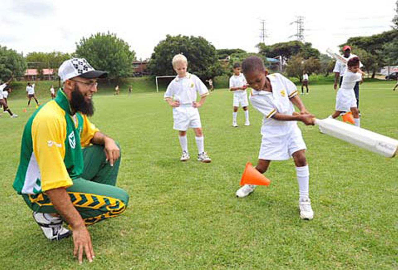 Hashim Amla gives batting tips to school children as part of ICC's World Diversity Day, Johannesburg