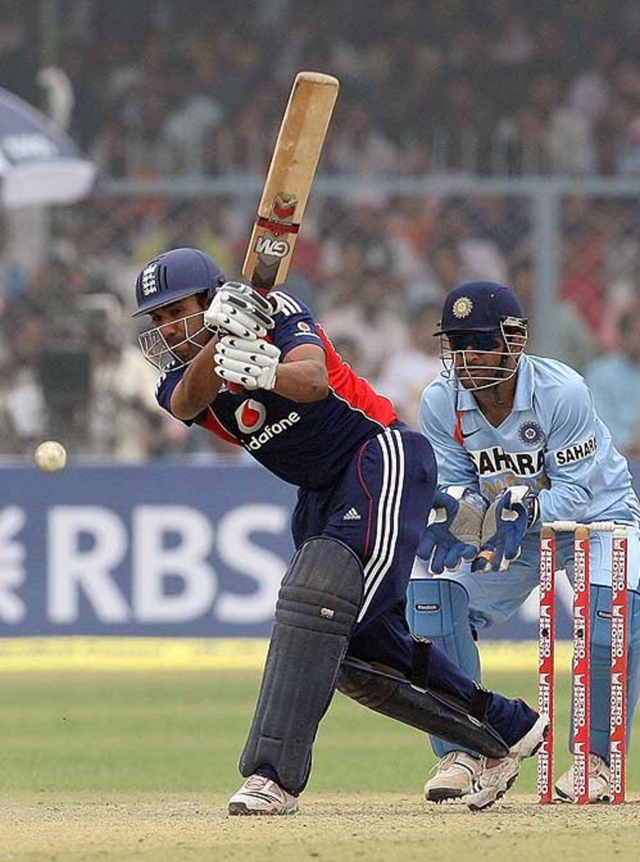 Ravi Bopara on the offensive in Kanpur, India v England, 3rd ODI, Kanpur, November 20, 2008