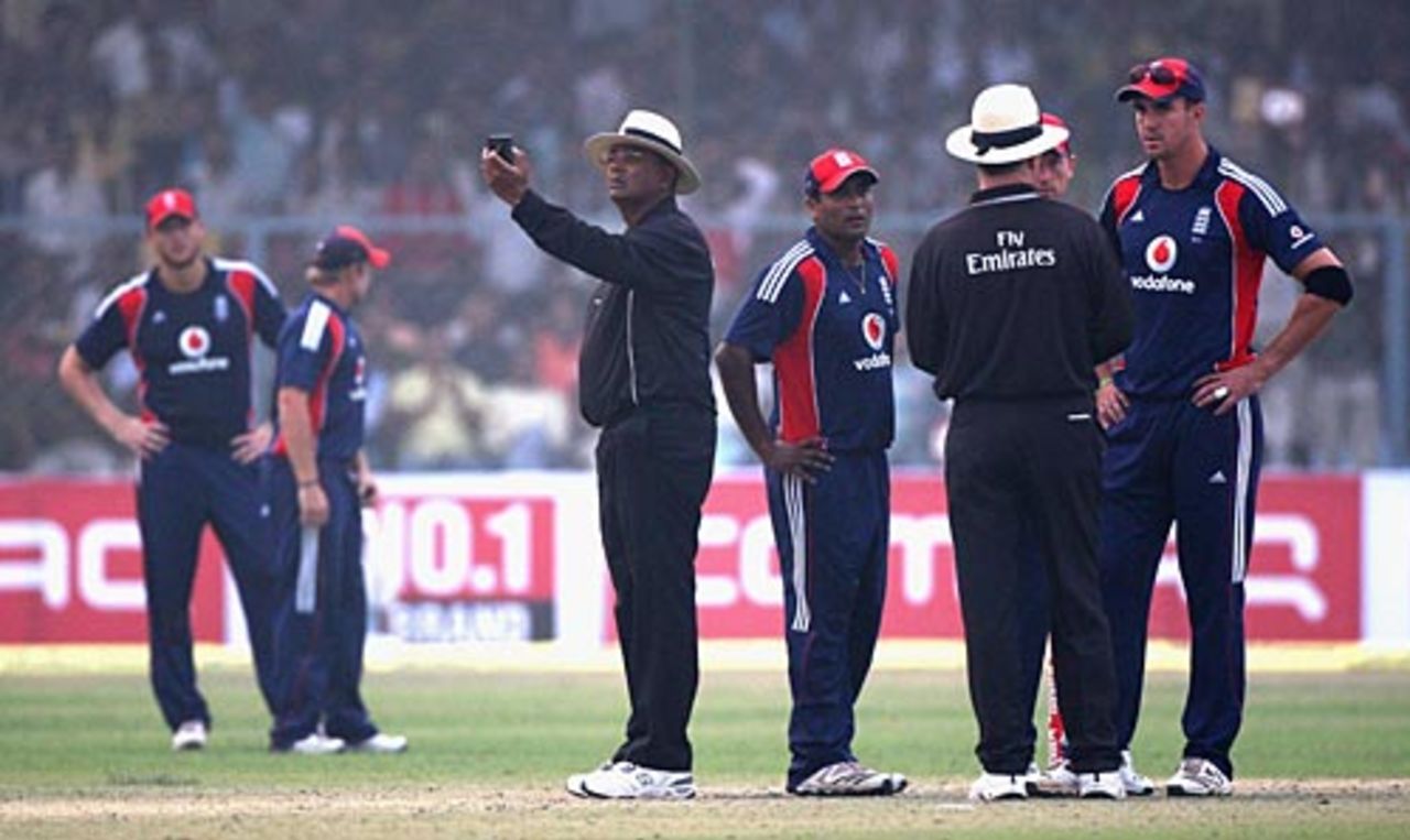 Kevin Pietersen feels hard done by after the umpires offer the light to the batsmen, India v England, 3rd ODI, Kanpur, November 20, 2008