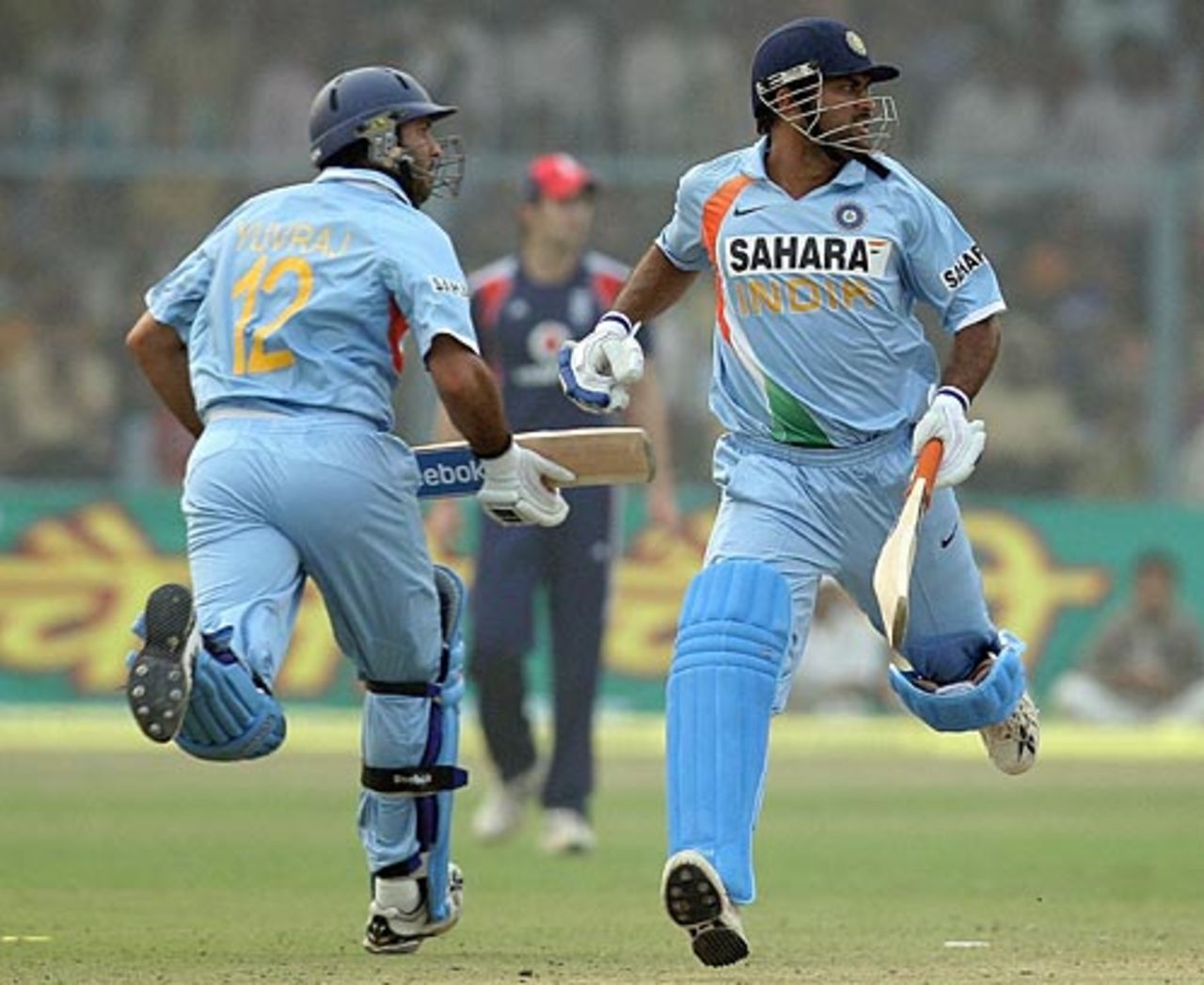 Mahendra Singh Dhoni and Yuvraj Singh steal another single, India v England, 3rd ODI, Kanpur, November 20, 2008