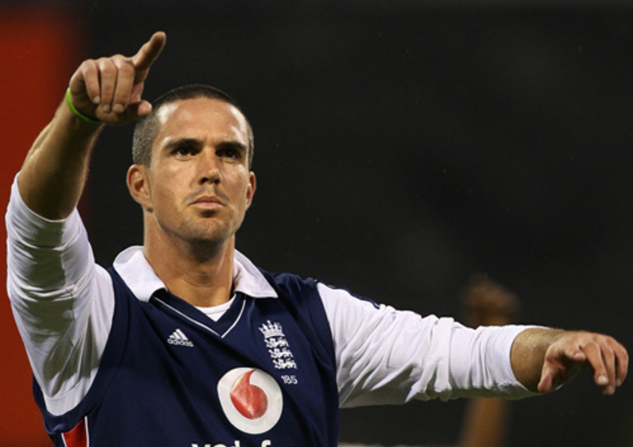Kevin Pietersen makes a point during practice, Bangalore, November 22, 2008