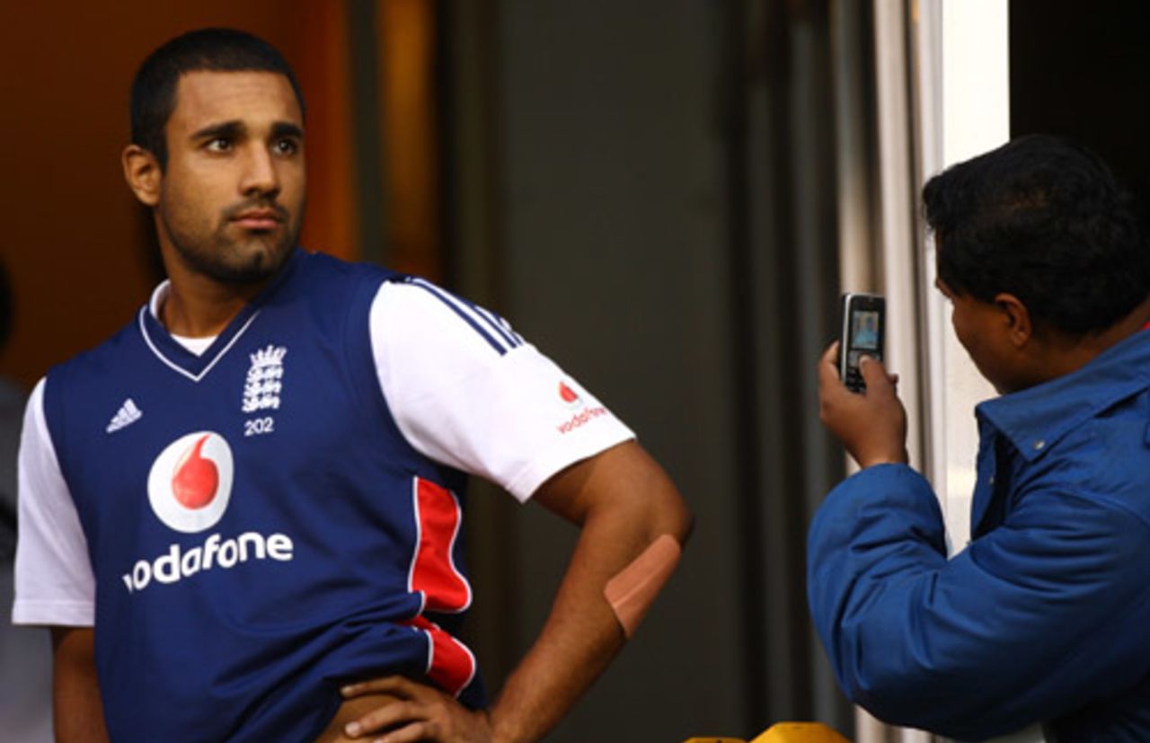 Ravi Bopara gets snapped, Bangalore, November 22, 2008