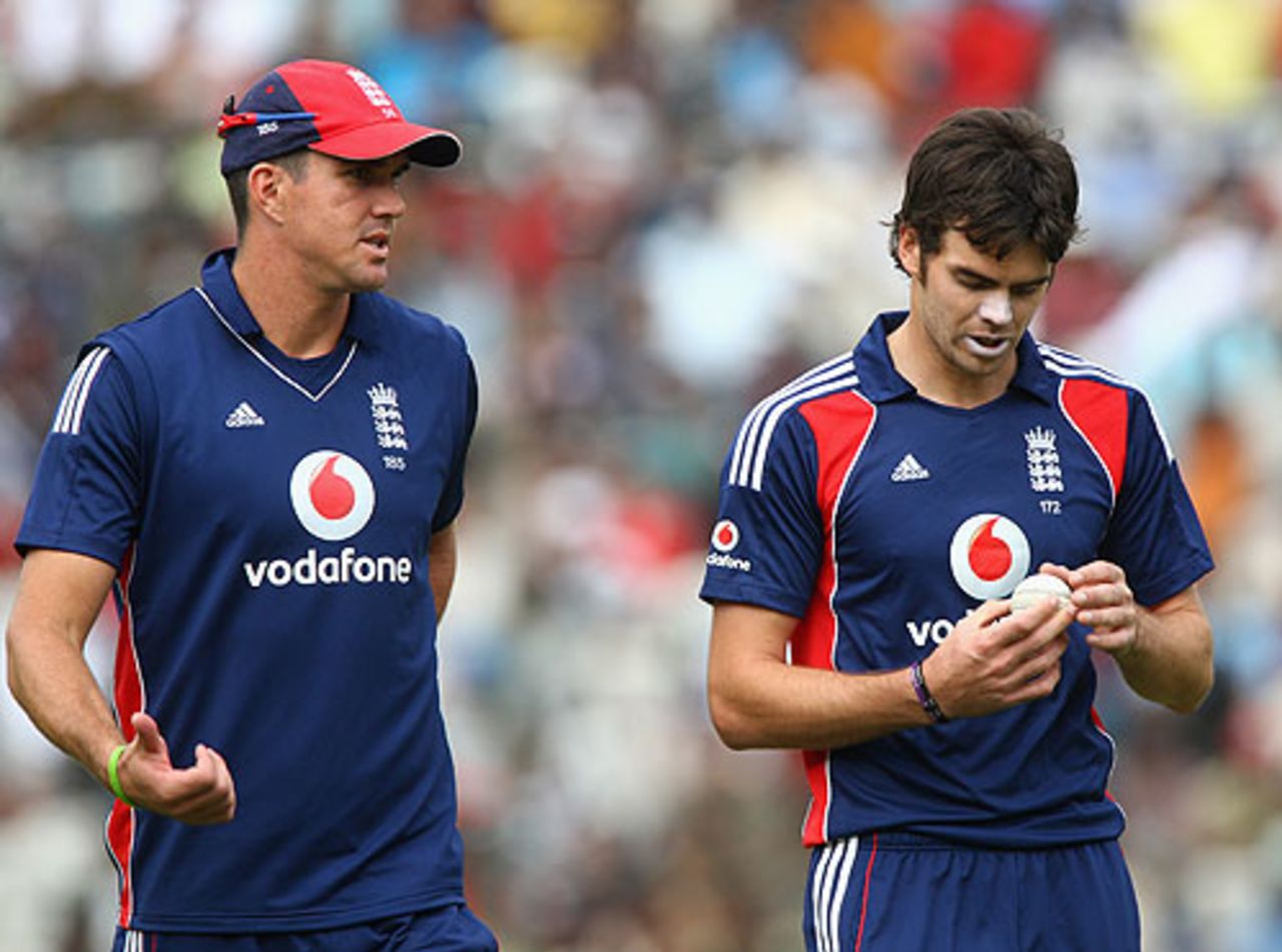 Kevin Pietersen talks tactics with James Anderson, England v India, 4th ODI, Bangalore, November 23, 2008