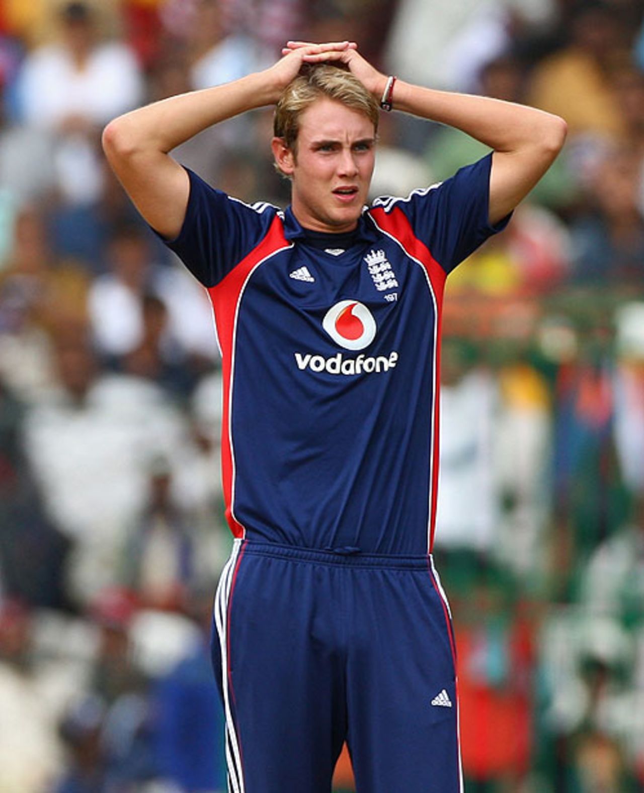 Stuart Broad feels the frustration, England v India, 4th ODI, Bangalore, November 23, 2008