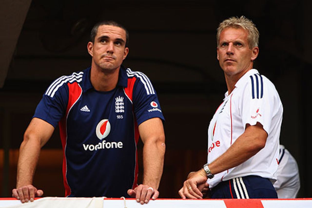 Kevin Pietersen and Peter Moores survey a bleak scene in Bangalore, India v England, 4th ODI, Bangalore, November 23, 2008